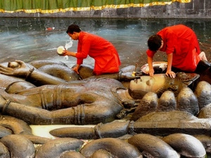 acqua, rosso, due, statua, monaci, pulizia, statue, lavare