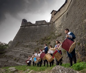 tamburi, castello, mura, costumi, erba, cielo, torre