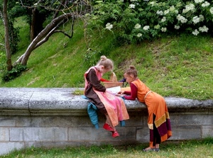 bambine, due, muretto, verde, costumi, leggere, bambini, carnevale, medioevo, costume, alberi