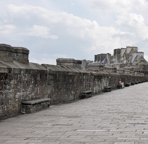 panchine, strada, muro, persona, nuvole, mura, cielo, grigio, pietra, prospettiva