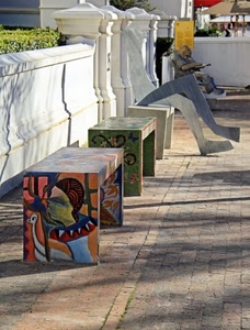 panchine, gambe, muretto, disegni, uomo, dipinte, muro, bianco, ombre, colori, colonne