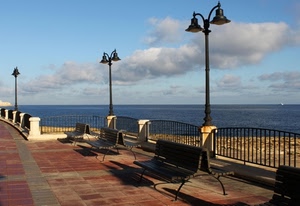 panchine, mare, lampioni, nuvole, lungomare, cielo, ringhiera, ringhiere