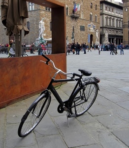 bicicletta, piazza, firenze, statue, persone, bandiere, gente, ruote, statua