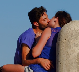 bacio, coppia, donna, uomo, due, ragazzi, viola, innamorati, blu, abbraccio