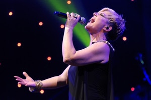 microfono, cantante, donna, musica, luci, mani, gioielli, nero