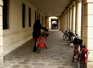 colonne, finestre, biciclette, portico, persone, rosso, bicicletta, persona