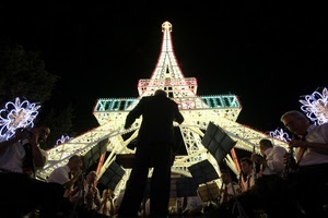 torre, orchestra, parigi, luci, musicisti, notte, concerto, direttore, musica, notturno