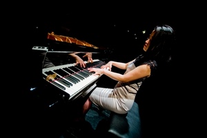 pianoforte, donna, mani, tasti, nero, pianista, musicista, tastiera, riflesso, musica, bianco, sgabello, piano, riflessi