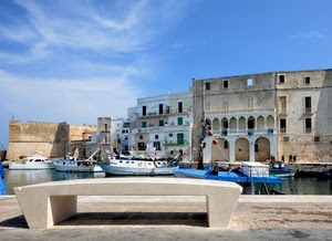 porto, barche, panchina, mare, cielo, archi, nuvole, case