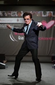 cantante, microfono, spettacolo, palco, musica, esibizione, tony, nero, cuore, occhiali, artista