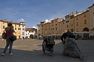 piazza, fotografi, cielo, tre, zaino, ombrelloni, case, fotografo, borsa, turisti, palazzi