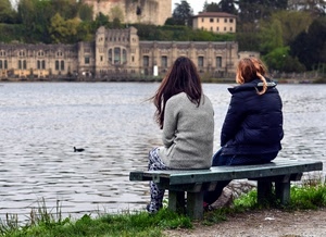 panchina, due, acqua, lago, fiume, donne, ragazze, amiche, palazzo
