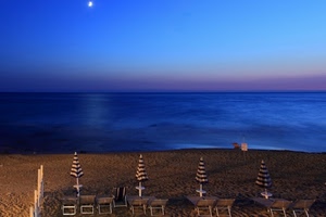 mare, spiaggia, ombrelloni, luna, blu, sera, sdraio