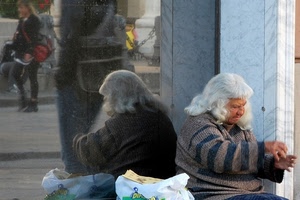 riflesso, capelli, anziana, vetro, specchio, mani, borsa, bianchi, maglione