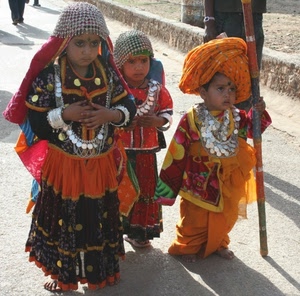 bambini, tre, indiani, colori, turbante, costumi, strada, arancione, bastone