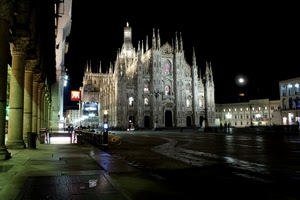 milano, duomo, colonne, piazza, notte, luci, notturno, chiesa, finestre, biciclette, portico, guglie, gotico, riflessi, metropolitana
