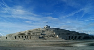 croce, cielo, cimitero, monumento, tombe, scale, gradini, scalinata, nuvole, guerra, sacrario, ossario