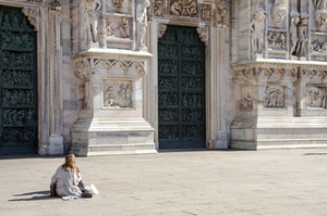 donna, porte, marmo, chiesa, porta, statue, portali, seduta, duomo, sculture, portone, piazza, persona, bianco, sagrato
