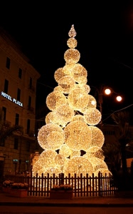 albero, natale, luci, palle, sfere, piazza, hotel