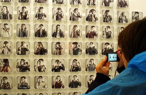 fotografo, mani, ritratti, fotografie, azzurro, immagini, fotocamera, fotografare, foto, impermeabile, persone, camera, capelli