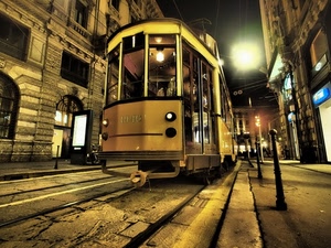 tram, luci, binari, strada, notte, palazzi, città, giallo, notturno, marciapiede, finestre, porte, rotaie, archi, lampioni