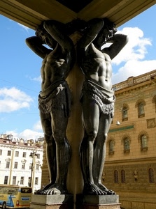 statue, due, cielo, nuvole, palazzi, autobus, palazzo, finestre, piedi, bronzo, braccia, città, uomini, monumento, colonna, gambe