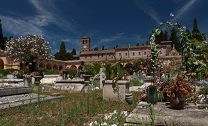 cimitero, tombe, fiori, cielo, erba, nuvole, chiesa, campanile, piante, alberi