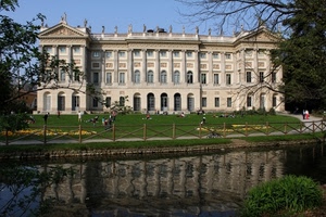 acqua, palazzo, finestre, riflesso, villa, prato, alberi, parco, verde, cielo, statue, fiume, giardino, staccionata, lago, canale, fiori