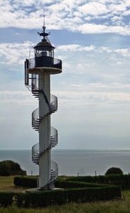 faro, mare, scala, spirale, nuvole, cielo, chiocciola, siepe, torre, verde, cespugli, orizzonte, acqua, gradini, scalini, ringhiera