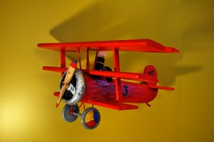 rosso, ruote, elica, giocattolo, ali, giallo, aereo, modellino, legno, blu, aeroplano, numero, coda, tre, ombra, parete