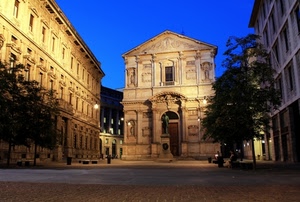 chiesa, piazza, alberi, cielo, panchine, palazzi, statua, blu, finestre, monumento, luci, lampioni, persone, imbrunire
