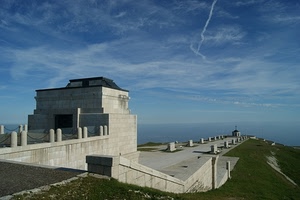cielo, nuvole, cappella, croce, monumento, sacrario, erba, prato, verde, catene, cimitero, azzurro, grappa, panorama, mausoleo, catena, mare, lapidi, paracarri