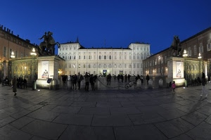 piazza, statue, palazzo, notturno, persone, luci, notte, torino, cavalli, cavallo, gente