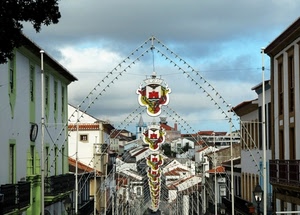 luminarie, nuvole, cielo, case, stemmi, luci, illuminazione, palazzi, addobbi, stemma, strada, festa