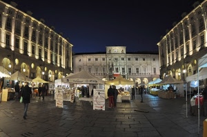 piazza, mercato, notte, bancarelle, palazzi, notturno, luci, passanti