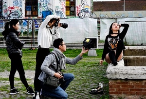 modella, fotografi, graffiti, quattro, posa, muretto, persone, fotografo, ragazzi