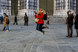 salto, rosso, piazza, passanti, persone, donna, fotografo, fotografa