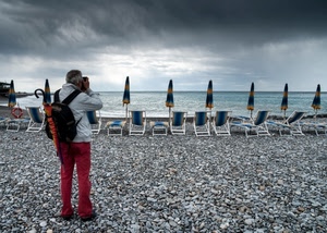 mare, fotografo, ombrelloni, sdraio, spiaggia, nuvole, cielo, sassi, rosso