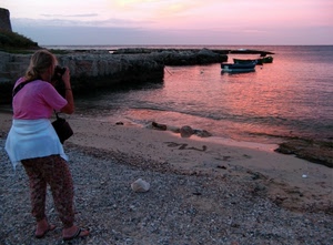 mare, barche, tramonto, fotografa, donna, spiaggia, scogli, acqua, sassi, cielo, rosa, nuvole, fotografare, orizzonte, pietre, alba, sabbia