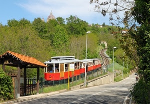strada, lampioni, treno, rosso, alberi, binari, tettoia, verde, cielo, stazione, trenino, rotaie, bianco, vagoni, tetto, tram, chiesa, ferrovia