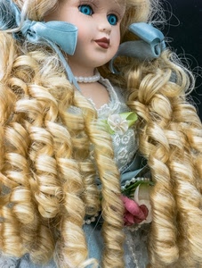bambola, boccoli, occhi, capelli, collana, nastri, fiocchi, bocca, perle, bionda, giocattolo, celeste, biondo, naso, azzurro