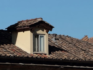tetto, abbaino, finestra, cielo, tegole, coppi, grondaia, azzurro, comignolo