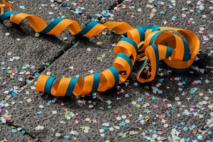 coriandoli, spirale, carnevale, bicolore, filante, stella, giallo, colori, arancione, azzurro, arancio