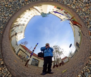 fotografo, riflesso, autoritratto, cielo, case, specchio, sassi, borsa, azzurro, ghiaia