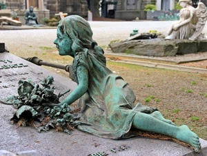 cimitero, bambina, statua, fiori, tombe, tomba, verde, angelo, scultura, statue, monumento, braccio, dolore, lapide