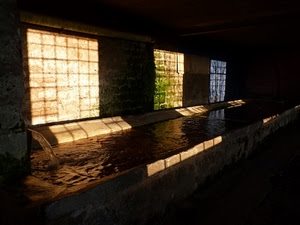 acqua, lavatoio, finestre, ombre, luce, fontana, riflessi, sole