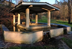 lavatoio, alberi, tetto, tettoia, pilastri, colonne, prato, acqua, pietra, muretto, parco