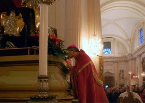 chiesa, devozione, cero, prete, bacio, interno, vescovo, rosso, cardinale, sacerdote