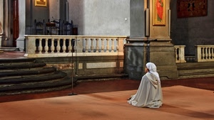 chiesa, devozione, preghiera, donna, gradini, balaustra, suora, bianco, velo