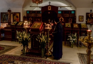 candele, fiori, devozione, icone, croci, santi, croce, tappeti, prete, chiesa, vasi, quadri